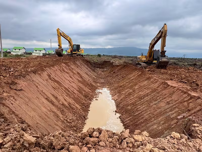 ឯកឧត្តម គង់ កន្នារតន៍ ចុះត្រួតពិនិត្យការសាងសង់ផ្ទះ និងជីកប្រឡាយទឹក ជូនគ្រួសារអតីតយុទ្ធជនក្នុងខេត្តបាត់ដំបង - Image 7