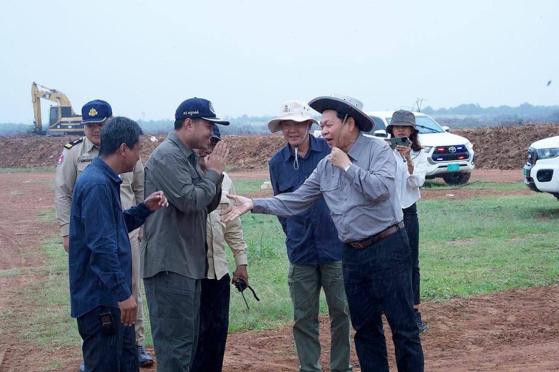 ឯកឧត្តម ឆាយ ឬទ្ធីសែន អញ្ជើញចុះពិនិត្យការស្ថាបនាផ្លូវ និងជីកអណ្តូងទឹក ជូនអតីតយុទ្ធជន និងនិវត្តជន ក្នុងខេត្តបាត់ដំបង