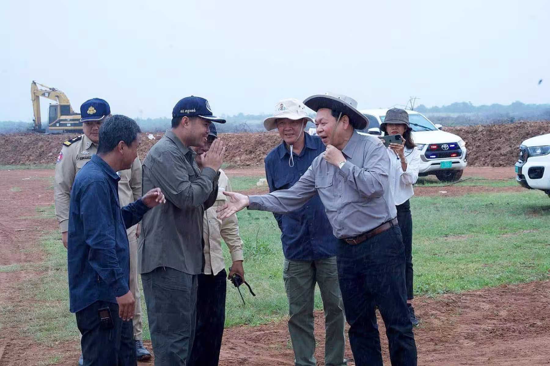 ឯកឧត្តម ឆាយ ឬទ្ធីសែន អញ្ជើញចុះពិនិត្យការស្ថាបនាផ្លូវ និងជីកអណ្តូងទឹក ជូនអតីតយុទ្ធជន និងនិវត្តជន ក្នុងខេត្តបាត់ដំបង