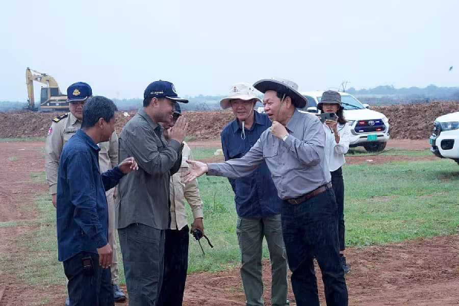 ឯកឧត្តម ឆាយ ឬទ្ធីសែន អញ្ជើញចុះពិនិត្យការស្ថាបនាផ្លូវ និងជីកអណ្តូងទឹក ជូនអតីតយុទ្ធជន និងនិវត្តជន ក្នុងខេត្តបាត់ដំបង