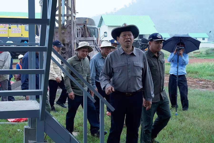 ឯកឧត្តម ឆាយ ឬទ្ធីសែន អញ្ជើញចុះពិនិត្យការស្ថាបនាផ្លូវ និងជីកអណ្តូងទឹក ជូនអតីតយុទ្ធជន និងនិវត្តជន ក្នុងខេត្តបាត់ដំបង - Image 4