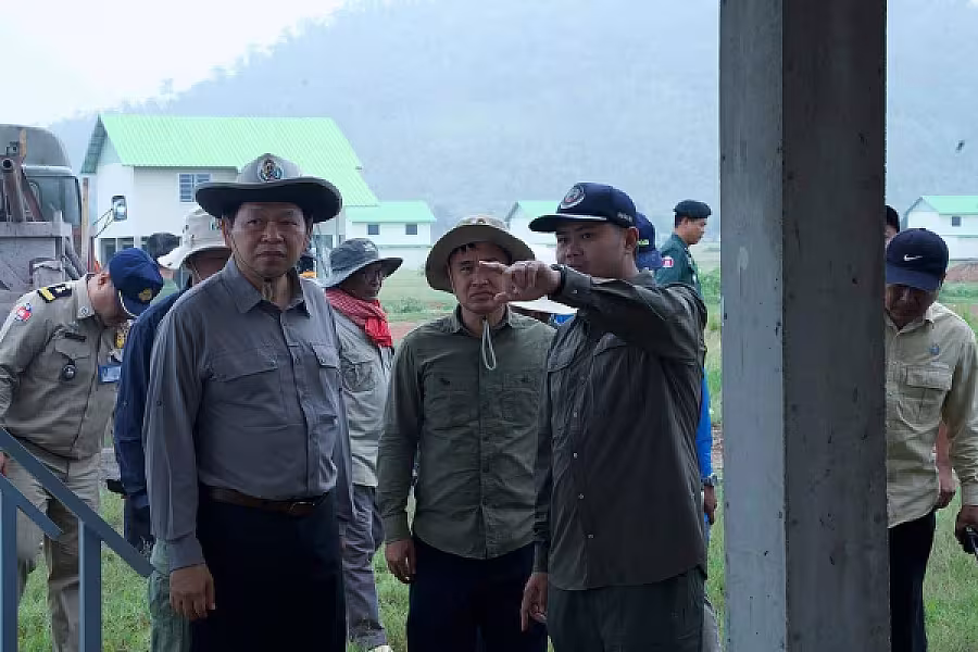 ឯកឧត្តម ឆាយ ឬទ្ធីសែន អញ្ជើញចុះពិនិត្យការស្ថាបនាផ្លូវ និងជីកអណ្តូងទឹក ជូនអតីតយុទ្ធជន និងនិវត្តជន ក្នុងខេត្តបាត់ដំបង - Image 5