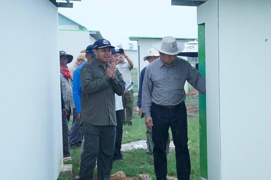 ឯកឧត្តម ឆាយ ឬទ្ធីសែន អញ្ជើញចុះពិនិត្យការស្ថាបនាផ្លូវ និងជីកអណ្តូងទឹក ជូនអតីតយុទ្ធជន និងនិវត្តជន ក្នុងខេត្តបាត់ដំបង - Image 6