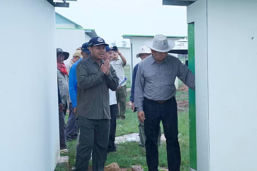 ឯកឧត្តម ឆាយ ឬទ្ធីសែន អញ្ជើញចុះពិនិត្យការស្ថាបនាផ្លូវ និងជីកអណ្តូងទឹក ជូនអតីតយុទ្ធជន និងនិវត្តជន ក្នុងខេត្តបាត់ដំបង - Image 6