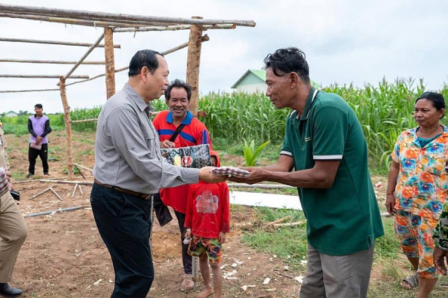 ឯកឧត្តម ឆាយ ឬទ្ធីសែន អញ្ជើញចុះពិនិត្យការស្ថាបនាផ្លូវ និងជីកអណ្តូងទឹក ជូនអតីតយុទ្ធជន និងនិវត្តជន ក្នុងខេត្តបាត់ដំបង - Image 8