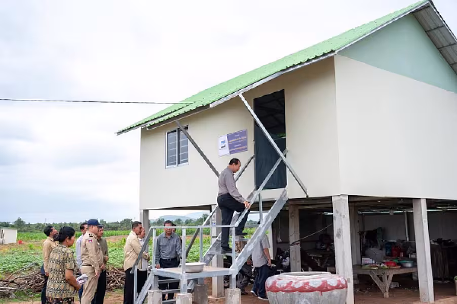 ឯកឧត្តម ឆាយ ឬទ្ធីសែន អញ្ជើញចុះពិនិត្យការស្ថាបនាផ្លូវ និងជីកអណ្តូងទឹក ជូនអតីតយុទ្ធជន និងនិវត្តជន ក្នុងខេត្តបាត់ដំបង - Image 10