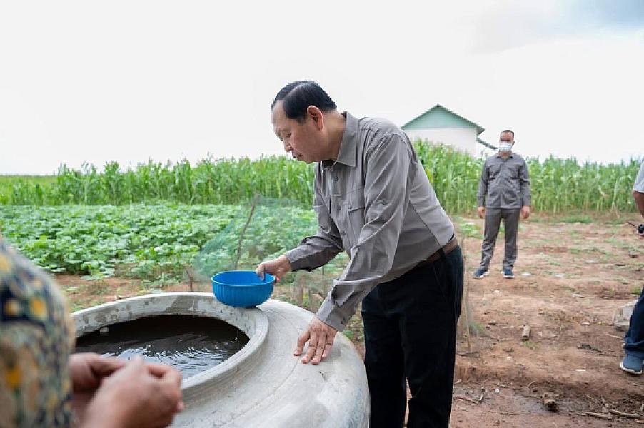 ឯកឧត្តម ឆាយ ឬទ្ធីសែន អញ្ជើញចុះពិនិត្យការស្ថាបនាផ្លូវ និងជីកអណ្តូងទឹក ជូនអតីតយុទ្ធជន និងនិវត្តជន ក្នុងខេត្តបាត់ដំបង - Image 13