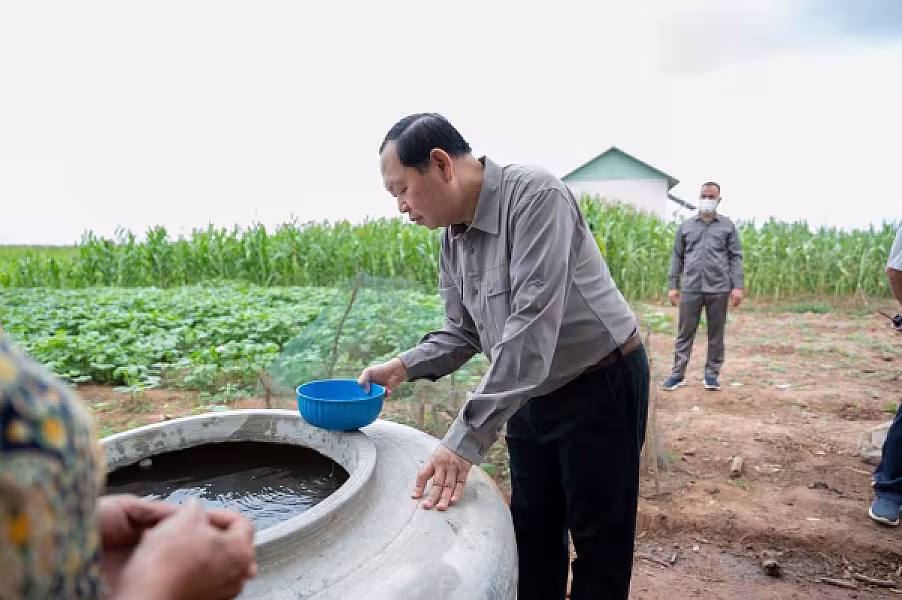 ឯកឧត្តម ឆាយ ឬទ្ធីសែន អញ្ជើញចុះពិនិត្យការស្ថាបនាផ្លូវ និងជីកអណ្តូងទឹក ជូនអតីតយុទ្ធជន និងនិវត្តជន ក្នុងខេត្តបាត់ដំបង - Image 13