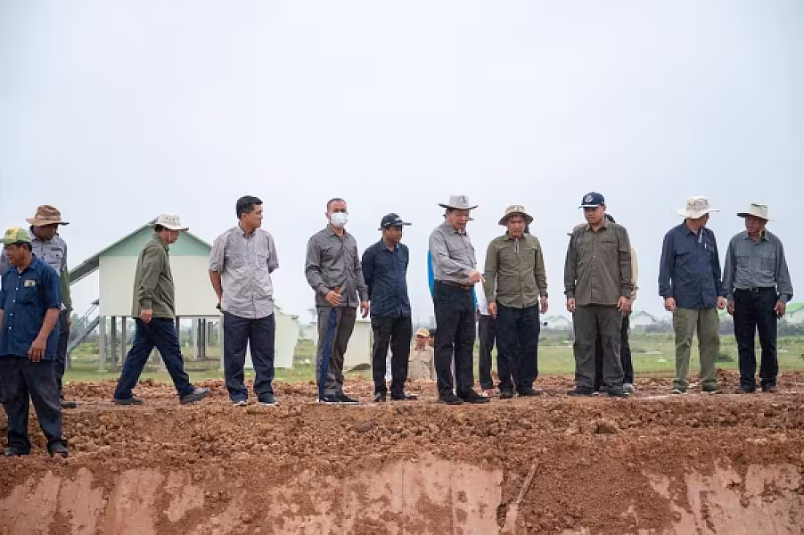 ឯកឧត្តម ឆាយ ឬទ្ធីសែន អញ្ជើញចុះពិនិត្យការស្ថាបនាផ្លូវ និងជីកអណ្តូងទឹក ជូនអតីតយុទ្ធជន និងនិវត្តជន ក្នុងខេត្តបាត់ដំបង - Image 14