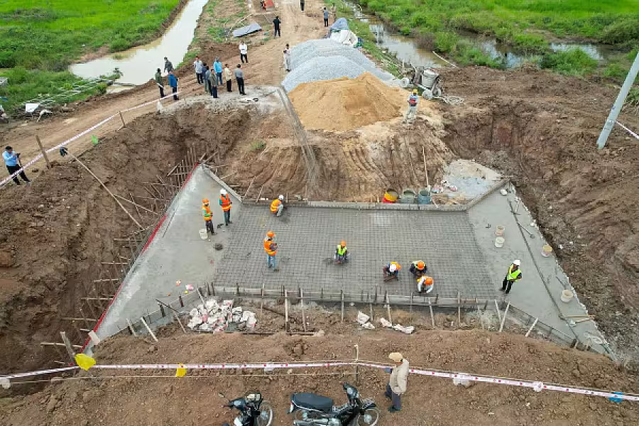 ឯកឧត្តម ឆាយ ឬទ្ធីសែន អញ្ជើញចុះពិនិត្យការស្ថាបនាផ្លូវ និងជីកអណ្តូងទឹក ជូនអតីតយុទ្ធជន និងនិវត្តជន ក្នុងខេត្តបាត់ដំបង - Image 16