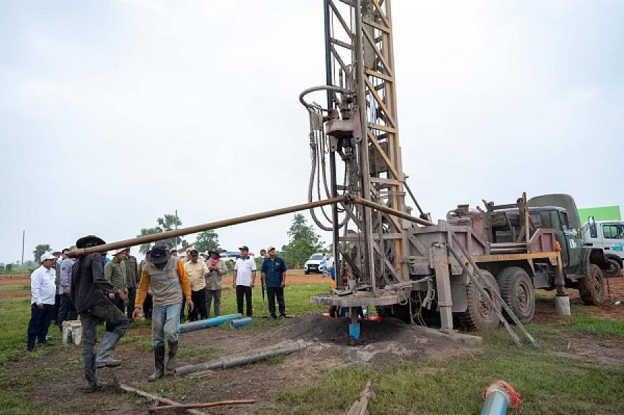 ឯកឧត្តម ឆាយ ឬទ្ធីសែន អញ្ជើញចុះពិនិត្យការស្ថាបនាផ្លូវ និងជីកអណ្តូងទឹក ជូនអតីតយុទ្ធជន និងនិវត្តជន ក្នុងខេត្តបាត់ដំបង - Image 19