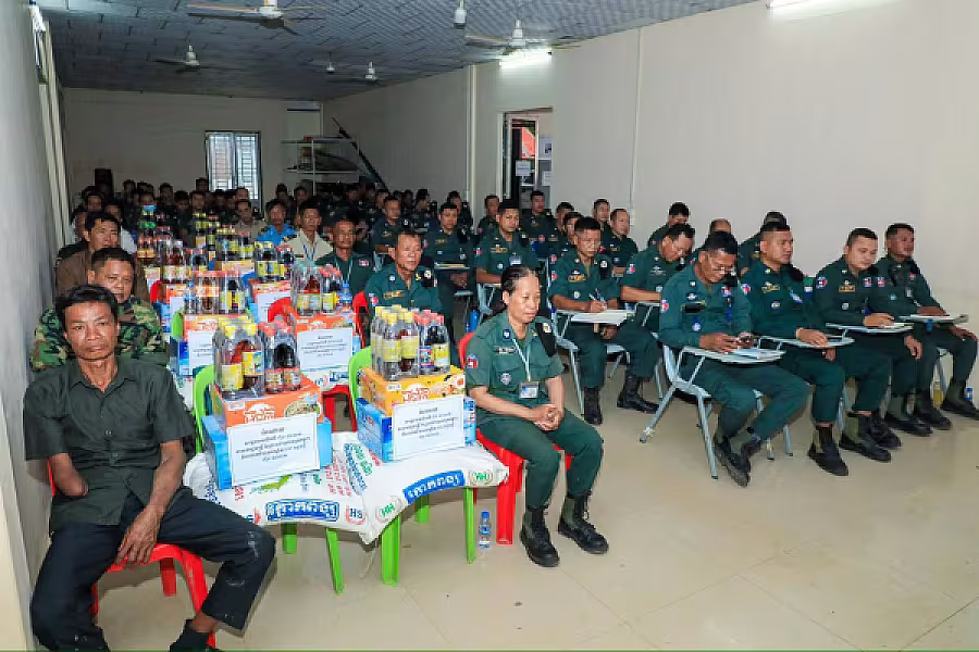 មន្ត្រីនគរបាលជាតិ និងនិវត្តជន១២នាក់ នៅខេត្តកំពង់ចាម ទទួលបានអំណោយពីសម្ដេចធិបតី - Image 2