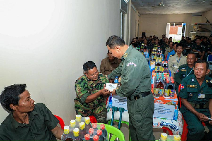 មន្ត្រីនគរបាលជាតិ និងនិវត្តជន១២នាក់ នៅខេត្តកំពង់ចាម ទទួលបានអំណោយពីសម្ដេចធិបតី - Image 3