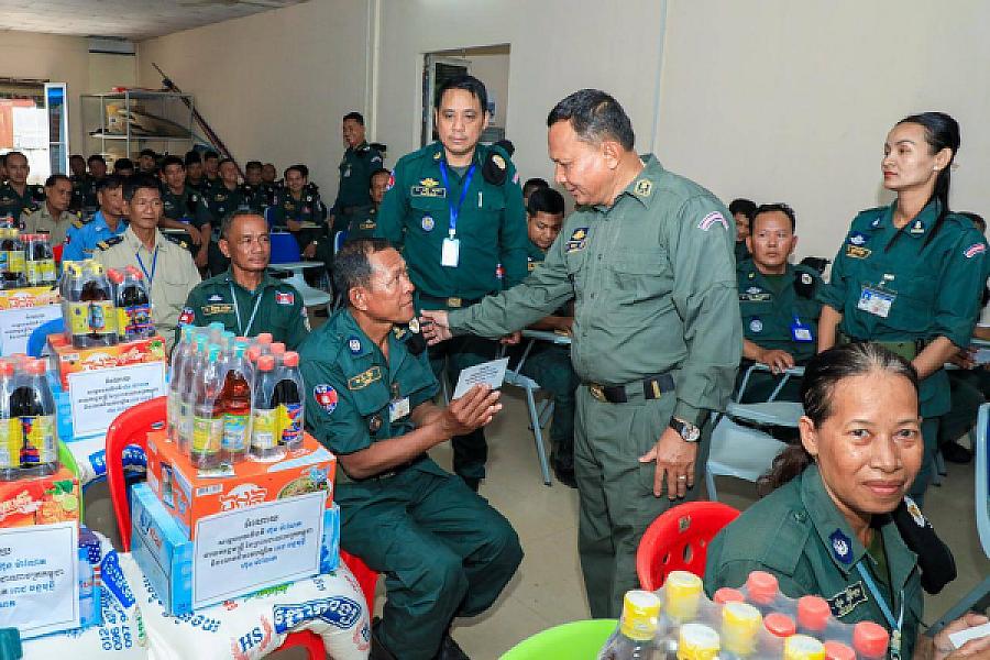 មន្ត្រីនគរបាលជាតិ និងនិវត្តជន១២នាក់ នៅខេត្តកំពង់ចាម ទទួលបានអំណោយពីសម្ដេចធិបតី - Image 4