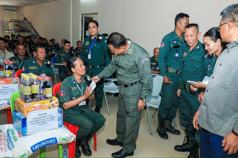 មន្ត្រីនគរបាលជាតិ និងនិវត្តជន១២នាក់ នៅខេត្តកំពង់ចាម ទទួលបានអំណោយពីសម្ដេចធិបតី - Image 6