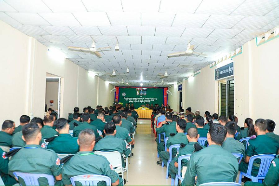 មន្ត្រីនគរបាលជាតិ និងនិវត្តជន១២នាក់ នៅខេត្តកំពង់ចាម ទទួលបានអំណោយពីសម្ដេចធិបតី - Image 8