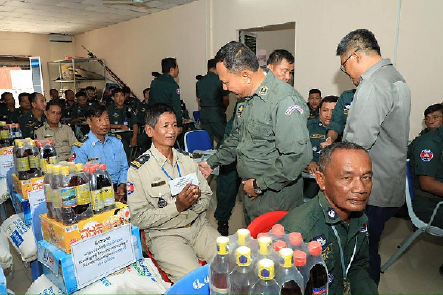 មន្ត្រីនគរបាលជាតិ និងនិវត្តជន១២នាក់ នៅខេត្តកំពង់ចាម ទទួលបានអំណោយពីសម្ដេចធិបតី - Image 9