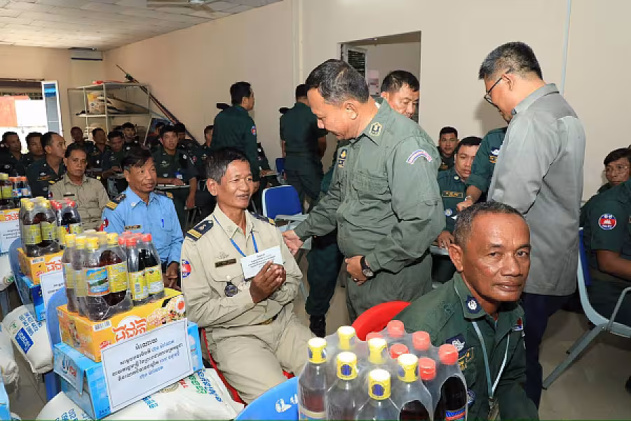 មន្ត្រីនគរបាលជាតិ និងនិវត្តជន១២នាក់ នៅខេត្តកំពង់ចាម ទទួលបានអំណោយពីសម្ដេចធិបតី - Image 9