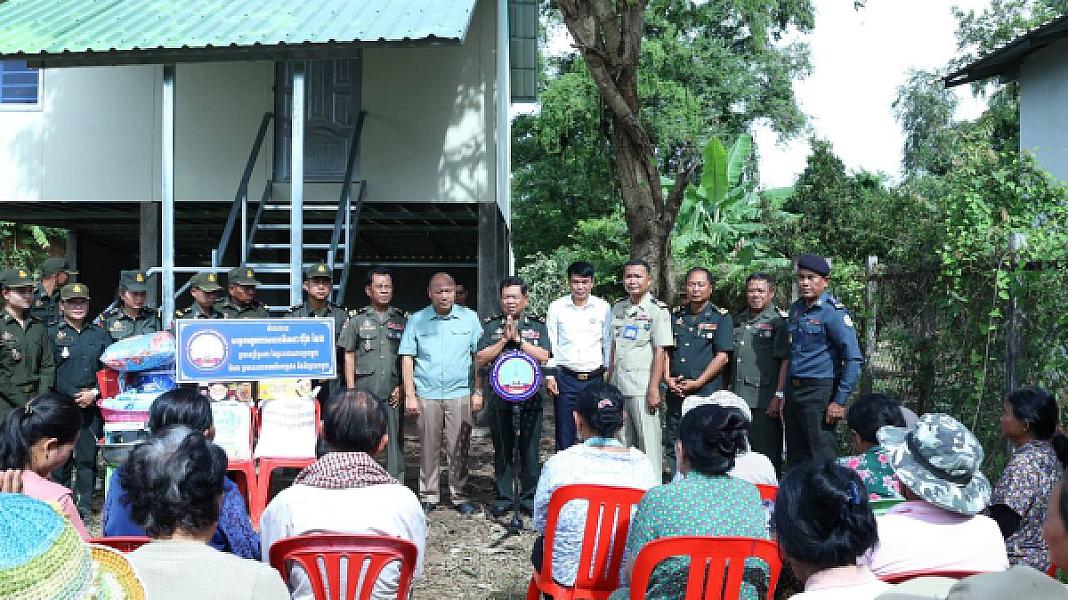 អតីតយុទ្ធជនពិការដោយសារសង្គ្រាមមួយគ្រួសារក្នុងក្រុងស្ទឹងសែនទទួលអំណោយផ្ទះថ្មីពីសម្ដេចតេជោ និងសម្ដេចធិបតី