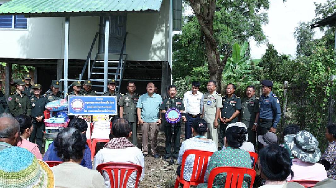 អតីតយុទ្ធជនពិការដោយសារសង្គ្រាមមួយគ្រួសារក្នុងក្រុងស្ទឹងសែនទទួលអំណោយផ្ទះថ្មីពីសម្ដេចតេជោ និងសម្ដេចធិបតី - Image 2