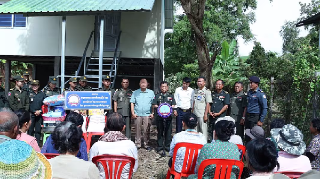 អតីតយុទ្ធជនពិការដោយសារសង្គ្រាមមួយគ្រួសារក្នុងក្រុងស្ទឹងសែនទទួលអំណោយផ្ទះថ្មីពីសម្ដេចតេជោ និងសម្ដេចធិបតី - Image 2