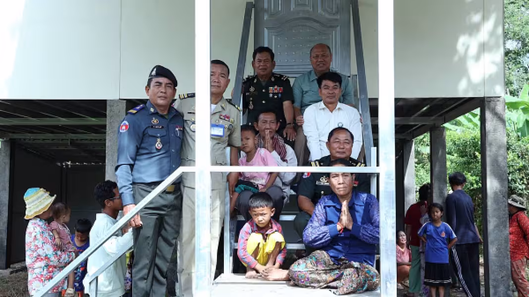 អតីតយុទ្ធជនពិការដោយសារសង្គ្រាមមួយគ្រួសារក្នុងក្រុងស្ទឹងសែនទទួលអំណោយផ្ទះថ្មីពីសម្ដេចតេជោ និងសម្ដេចធិបតី - Image 4