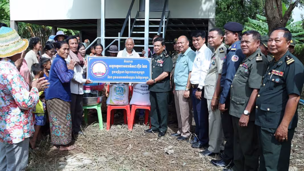 អតីតយុទ្ធជនពិការដោយសារសង្គ្រាមមួយគ្រួសារក្នុងក្រុងស្ទឹងសែនទទួលអំណោយផ្ទះថ្មីពីសម្ដេចតេជោ និងសម្ដេចធិបតី - Image 5