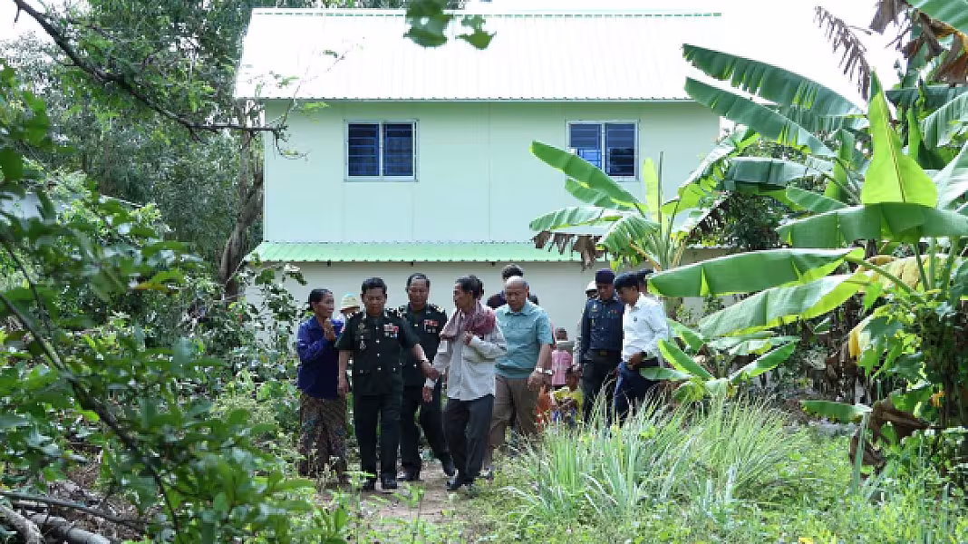 អតីតយុទ្ធជនពិការដោយសារសង្គ្រាមមួយគ្រួសារក្នុងក្រុងស្ទឹងសែនទទួលអំណោយផ្ទះថ្មីពីសម្ដេចតេជោ និងសម្ដេចធិបតី - Image 6