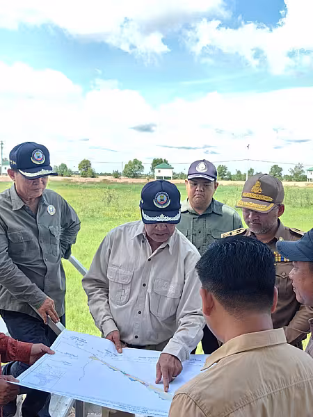 ឯកឧត្តមកិត្តិសង្គហបណ្ឌិត គន់ គីម ទេសរដ្ឋមន្ត្រី អគ្គលេខាធិការសមាគមអតីតយុទ្ធជនកម្ពុជា ចុះពិនិត្យកម្មវិធីផ្ទះសម្រាប់អតីតយុទ្ធជនឆ្នាំ១៩៨២ - Image 2