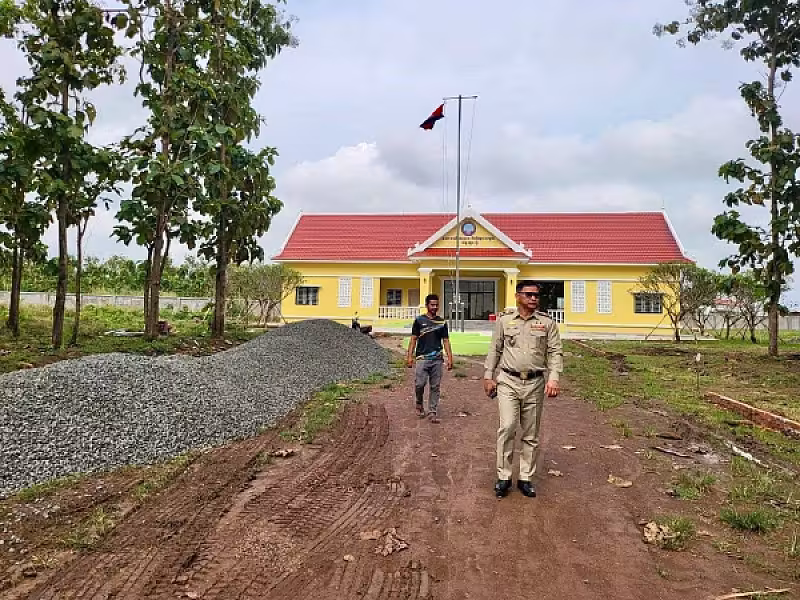 ឧត្តមសេនីយ៍ទោ ចិន នី ដឹកនាំក្រុមការងារចុះត្រួតពិនិត្យការងារសាងសង់អគារស្នាក់ការ អ.ន.ក ខេត្តត្បូងឃ្មុំ - Image 3