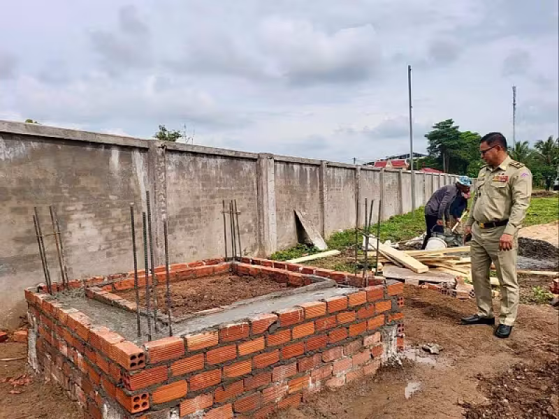 ឧត្តមសេនីយ៍ទោ ចិន នី ដឹកនាំក្រុមការងារចុះត្រួតពិនិត្យការងារសាងសង់អគារស្នាក់ការ អ.ន.ក ខេត្តត្បូងឃ្មុំ - Image 5