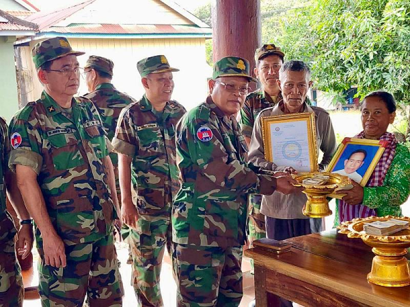 អ.ន.ក ខេត្តព្រះវិហារ នាំយកថវិកាបេឡាមរណសង្គ្រោះជូនគ្រួសារសពអតីតយុទ្ធជនចំនួន ៥គ្រួសារ - Image 4