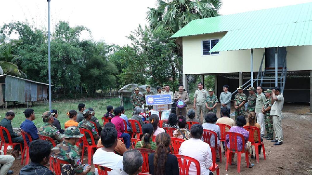 គ្រួសារអតីតយុទ្ធជនពលីដោយសារសង្គ្រាមមួយគ្រួសារ  នៅស្រុកប្រាសាទបល្ល័ង្ក ទទួលអំណោយផ្ទះថ្មីពីសម្ដេចតេជោ និងសម្ដេចកិត្តិព្រឹទ្ធបណ្ឌិត - Image 3