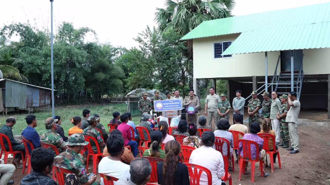 គ្រួសារអតីតយុទ្ធជនពលីដោយសារសង្គ្រាមមួយគ្រួសារ  នៅស្រុកប្រាសាទបល្ល័ង្ក ទទួលអំណោយផ្ទះថ្មីពីសម្ដេចតេជោ និងសម្ដេចកិត្តិព្រឹទ្ធបណ្ឌិត - Image 3