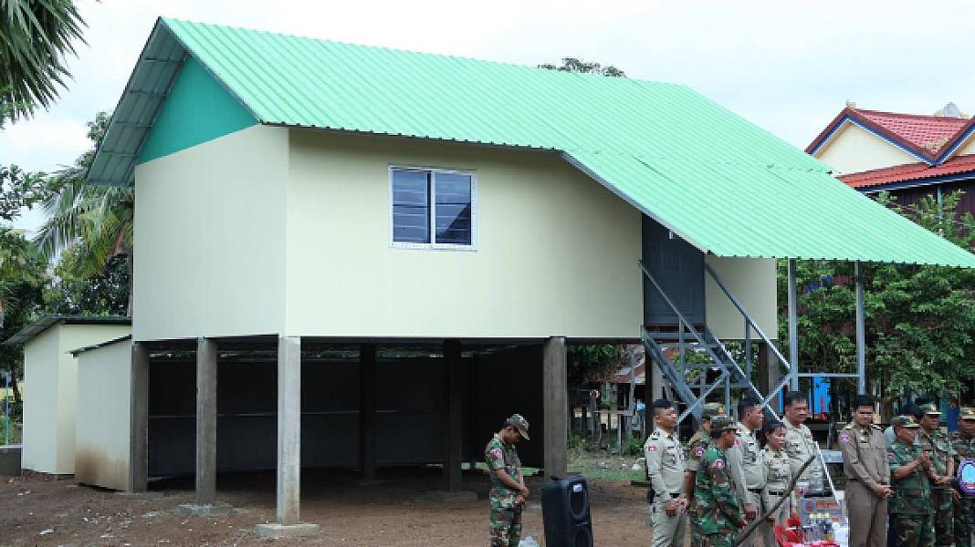 គ្រួសារអតីតយុទ្ធជនពលីដោយសារសង្គ្រាមមួយគ្រួសារ  នៅស្រុកប្រាសាទបល្ល័ង្ក ទទួលអំណោយផ្ទះថ្មីពីសម្ដេចតេជោ និងសម្ដេចកិត្តិព្រឹទ្ធបណ្ឌិត - Image 5