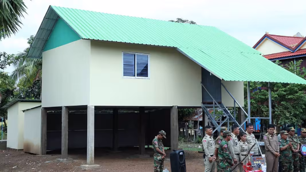 គ្រួសារអតីតយុទ្ធជនពលីដោយសារសង្គ្រាមមួយគ្រួសារ  នៅស្រុកប្រាសាទបល្ល័ង្ក ទទួលអំណោយផ្ទះថ្មីពីសម្ដេចតេជោ និងសម្ដេចកិត្តិព្រឹទ្ធបណ្ឌិត - Image 5