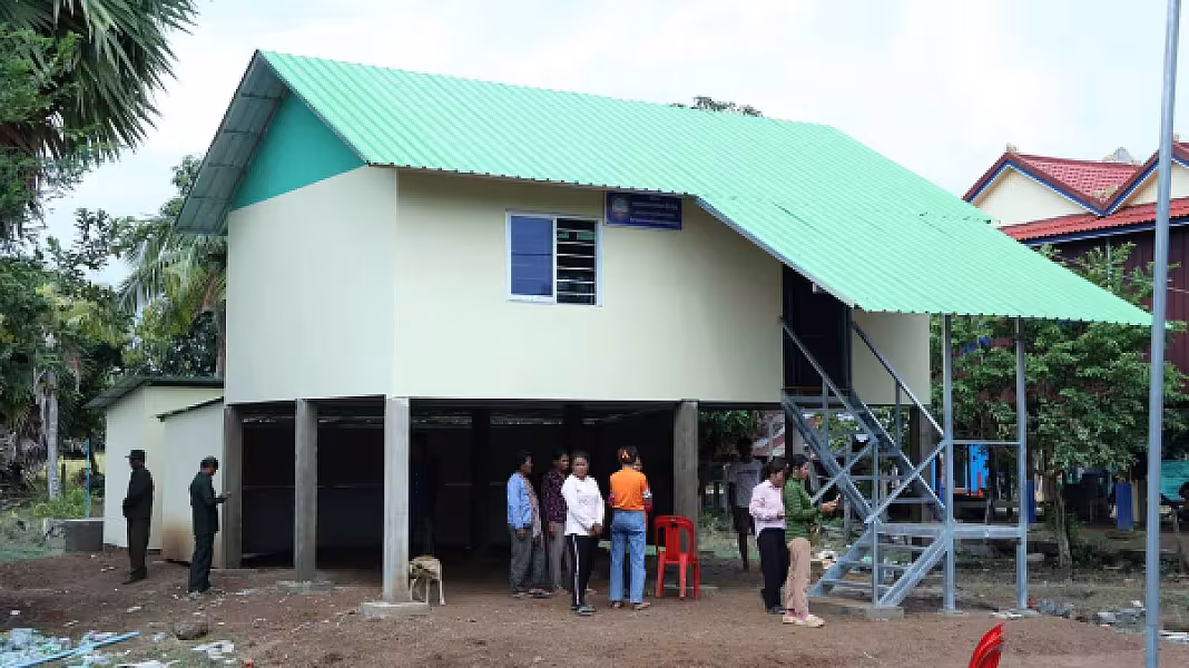 គ្រួសារអតីតយុទ្ធជនពលីដោយសារសង្គ្រាមមួយគ្រួសារ  នៅស្រុកប្រាសាទបល្ល័ង្ក ទទួលអំណោយផ្ទះថ្មីពីសម្ដេចតេជោ និងសម្ដេចកិត្តិព្រឹទ្ធបណ្ឌិត - Image 6