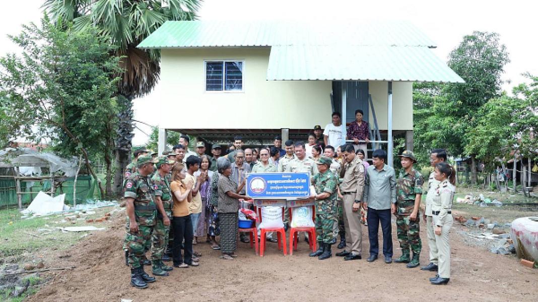 គ្រួសារអតីតយុទ្ធជនពលីដោយសារសង្គ្រាមមួយគ្រួសារ  នៅស្រុកប្រាសាទបល្ល័ង្ក ទទួលអំណោយផ្ទះថ្មីពីសម្ដេចតេជោ និងសម្ដេចកិត្តិព្រឹទ្ធបណ្ឌិត - Image 7