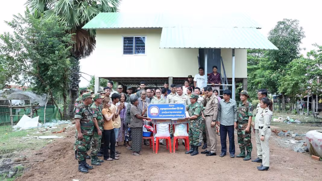 គ្រួសារអតីតយុទ្ធជនពលីដោយសារសង្គ្រាមមួយគ្រួសារ  នៅស្រុកប្រាសាទបល្ល័ង្ក ទទួលអំណោយផ្ទះថ្មីពីសម្ដេចតេជោ និងសម្ដេចកិត្តិព្រឹទ្ធបណ្ឌិត - Image 7