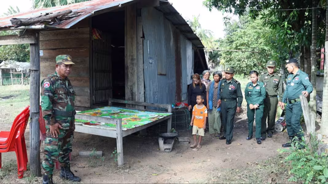 គ្រួសារអតីតយុទ្ធជនពលីដោយសារសង្គ្រាមមួយគ្រួសារ  នៅស្រុកប្រាសាទបល្ល័ង្ក ទទួលអំណោយផ្ទះថ្មីពីសម្ដេចតេជោ និងសម្ដេចកិត្តិព្រឹទ្ធបណ្ឌិត - Image 8