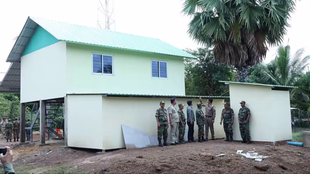 គ្រួសារអតីតយុទ្ធជនពលីដោយសារសង្គ្រាមមួយគ្រួសារ  នៅស្រុកប្រាសាទបល្ល័ង្ក ទទួលអំណោយផ្ទះថ្មីពីសម្ដេចតេជោ និងសម្ដេចកិត្តិព្រឹទ្ធបណ្ឌិត - Image 9