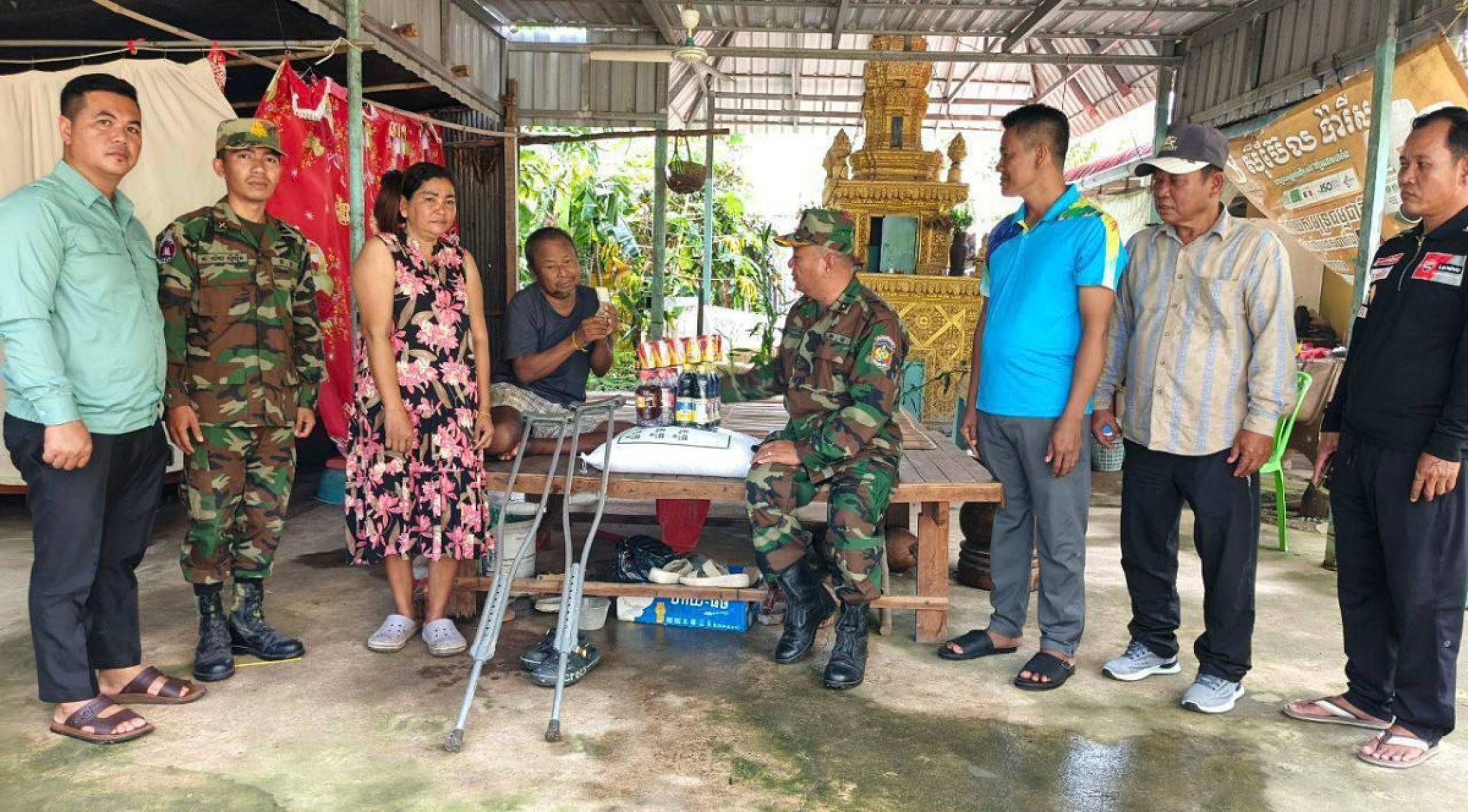 គ្រួសារអតីតយុទ្ធជនមួយគ្រួសារ នៅខេត្តតាកែវ ទទួលបានអំណោយពីសម្ដេចធិបតី 