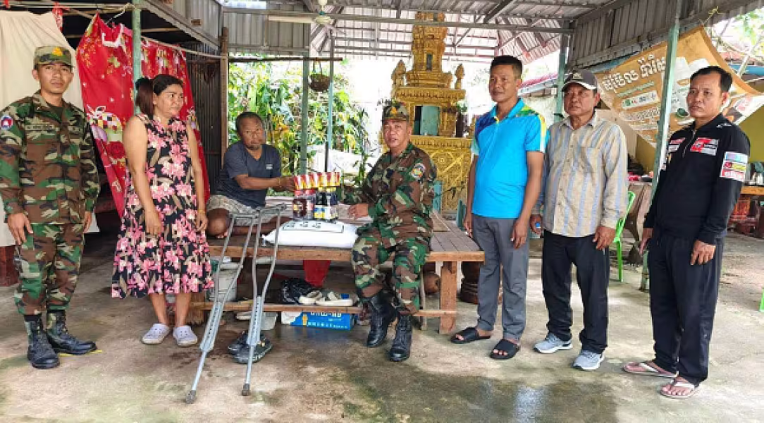 គ្រួសារអតីតយុទ្ធជនមួយគ្រួសារ នៅខេត្តតាកែវ ទទួលបានអំណោយពីសម្ដេចធិបតី  - Image 2