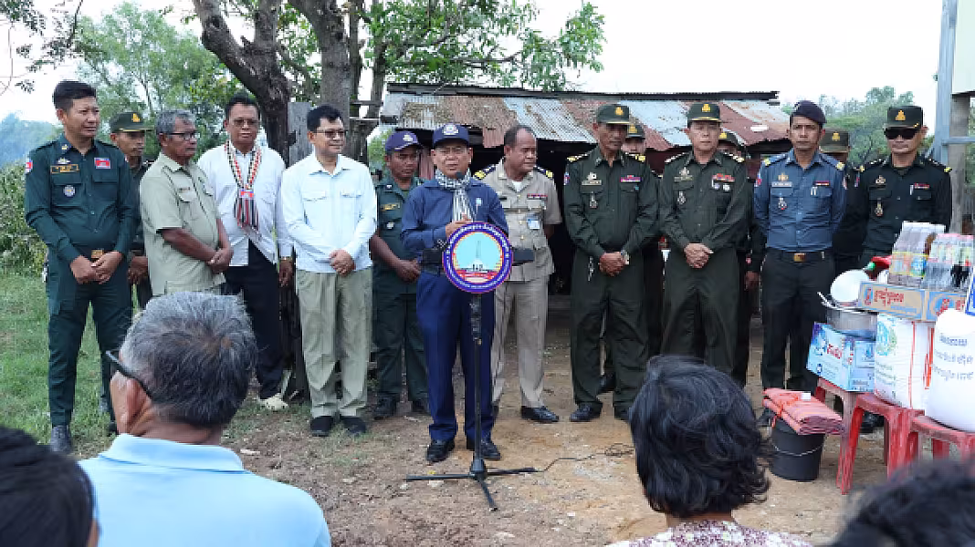 អតីតយុទ្ធជនស្រុកកំពង់ស្វាយមួយគ្រួសារបានទទួលផ្ទះថ្មី អំណោយដ៏ថ្លៃថ្លារបស់សម្ដេចទាំងទ្វេ