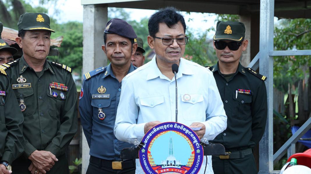 អតីតយុទ្ធជនស្រុកកំពង់ស្វាយមួយគ្រួសារបានទទួលផ្ទះថ្មី អំណោយដ៏ថ្លៃថ្លារបស់សម្ដេចទាំងទ្វេ - Image 3