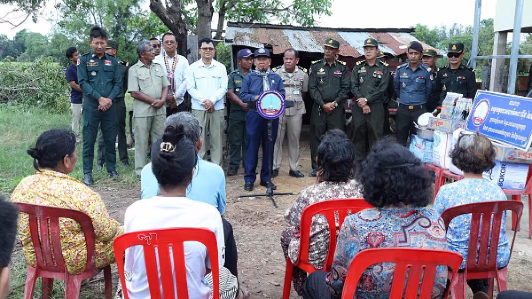 អតីតយុទ្ធជនស្រុកកំពង់ស្វាយមួយគ្រួសារបានទទួលផ្ទះថ្មី អំណោយដ៏ថ្លៃថ្លារបស់សម្ដេចទាំងទ្វេ - Image 6