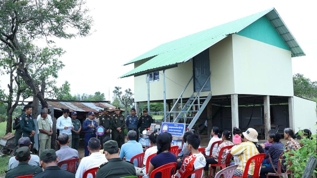 អតីតយុទ្ធជនស្រុកកំពង់ស្វាយមួយគ្រួសារបានទទួលផ្ទះថ្មី អំណោយដ៏ថ្លៃថ្លារបស់សម្ដេចទាំងទ្វេ - Image 7