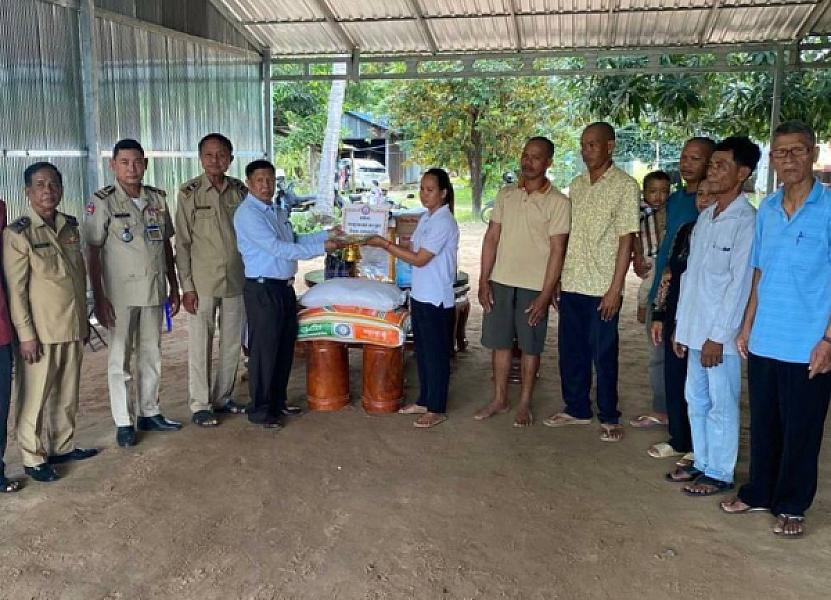 អ.ន.ក ស្រុកអង្គស្នួល នាំយកថវិកាបេឡាមរណសង្គ្រោះជូនគ្រួសារសពអតីតយុទ្ធជនមួយគ្រួសារ