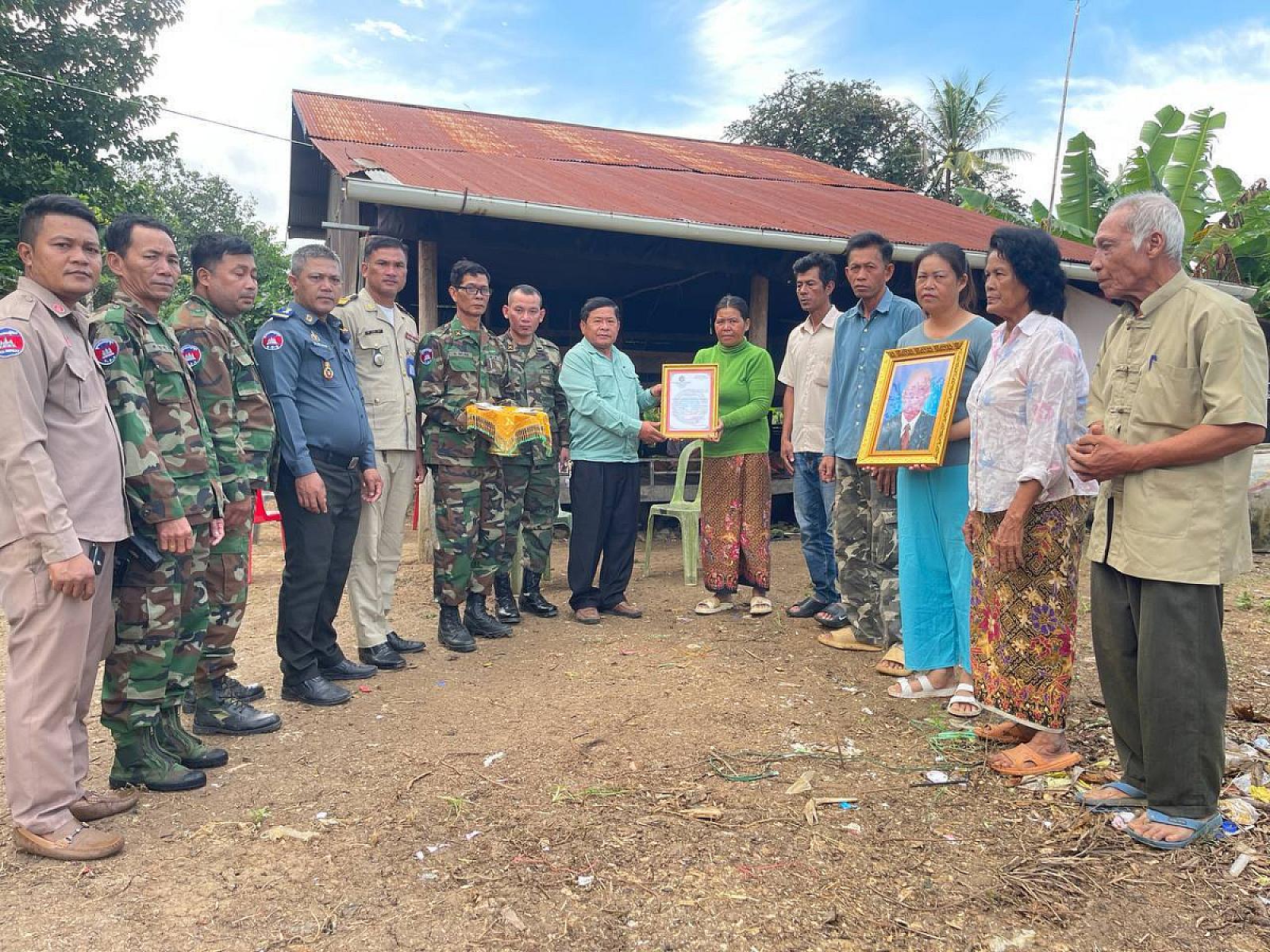 អ.ន.ក ស្រុកឯកភ្នំ នាំយកថវិកាបេឡាមរណសង្គ្រោះជូនគ្រួសារសពអតីតយុទ្ធជនចំនួន២គ្រួសារ