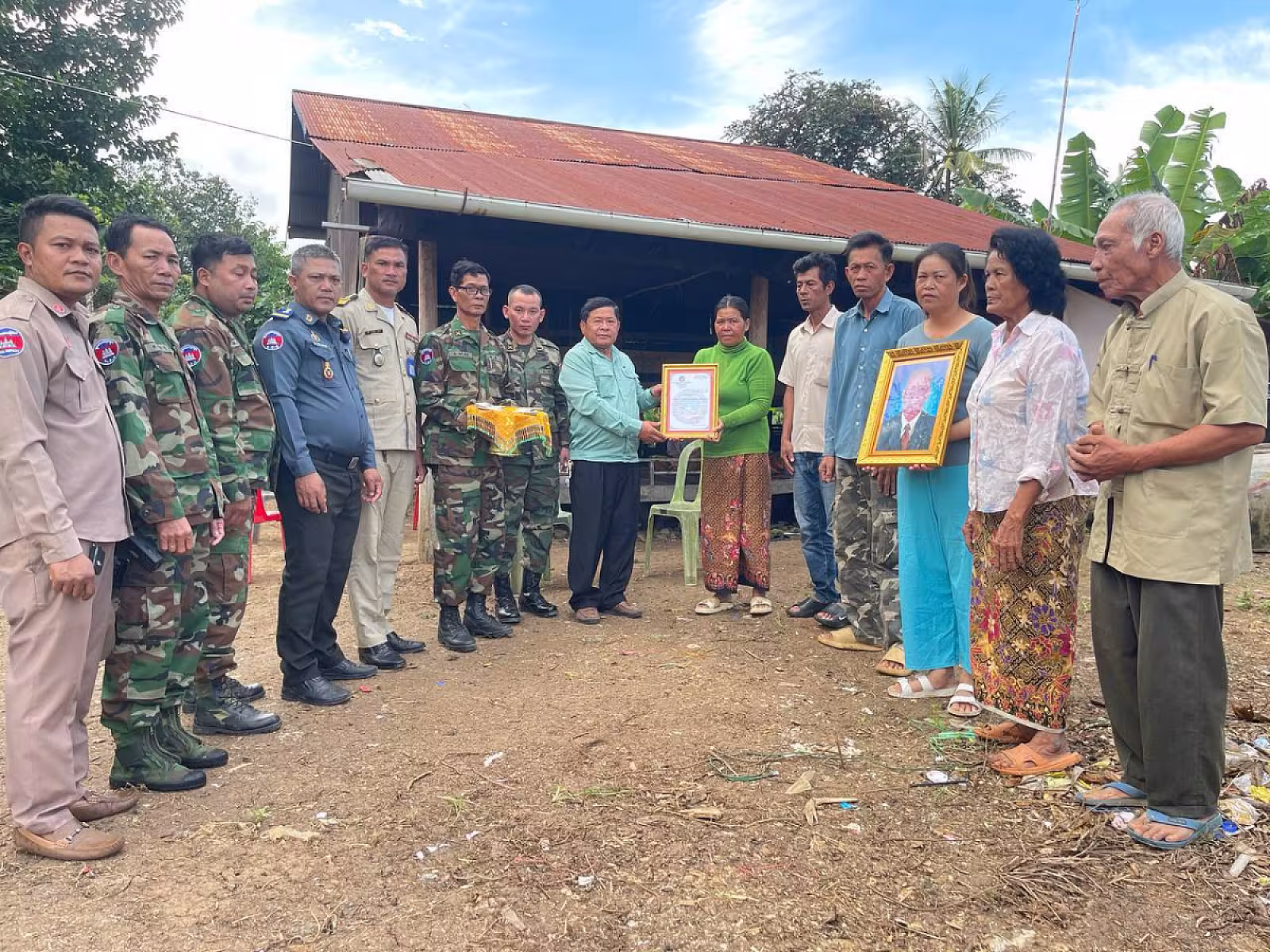 អ.ន.ក ស្រុកឯកភ្នំ នាំយកថវិកាបេឡាមរណសង្គ្រោះជូនគ្រួសារសពអតីតយុទ្ធជនចំនួន២គ្រួសារ